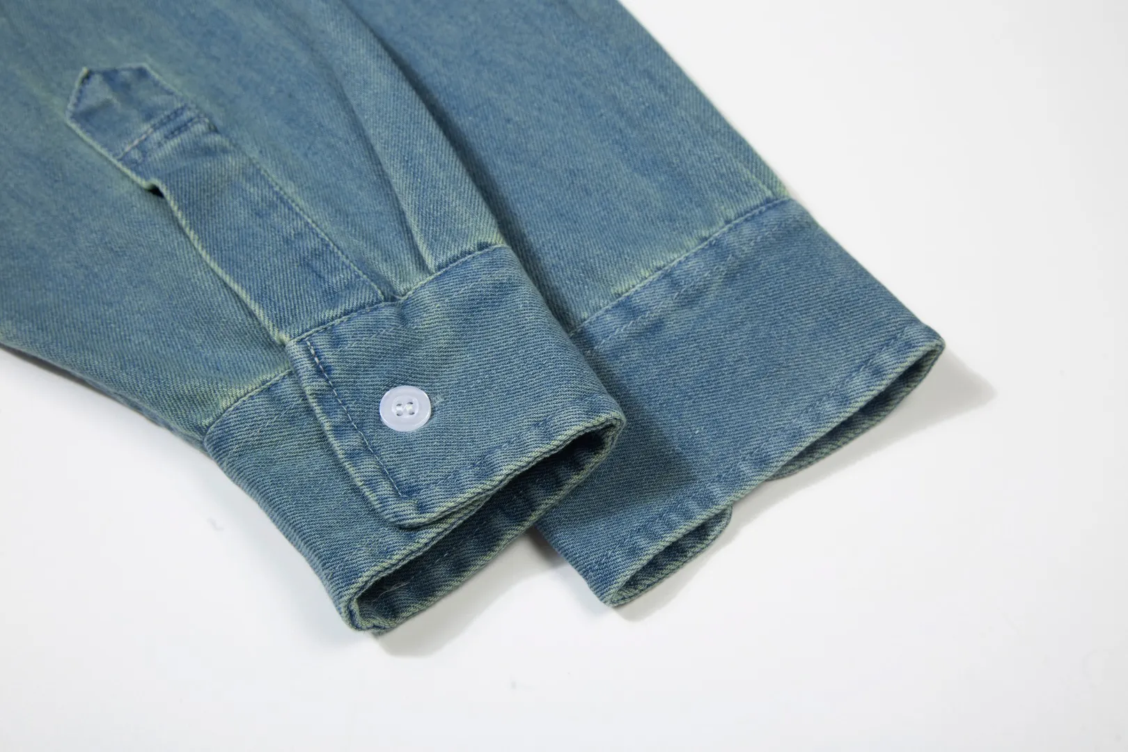 P250 White background picture [Hot new model] Model number: 25105# Color: Denim blue Size: S to A versatile shirt that can be worn in all seasons. It is oversized and has a translucent fade. It can be worn alone or layered as a jacket. It can also be worn as an inner layer of a sweater. It has a lightly distressed wash fade and is naturally white. The upper body is retro and casual. Save the mismatch.